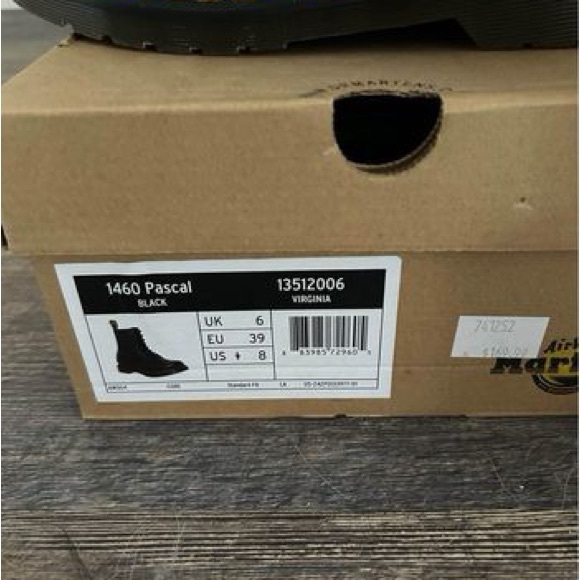 Woman Dr Martens in like new condition. Only wore once - Picture 1 of 3